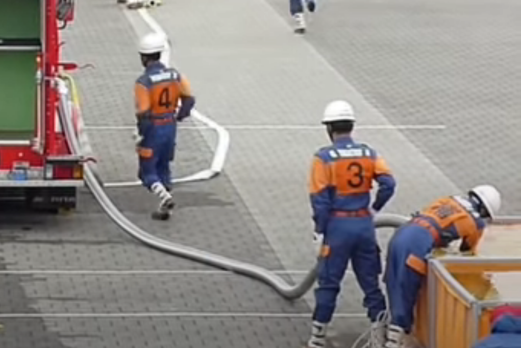 ポンプ車の放水