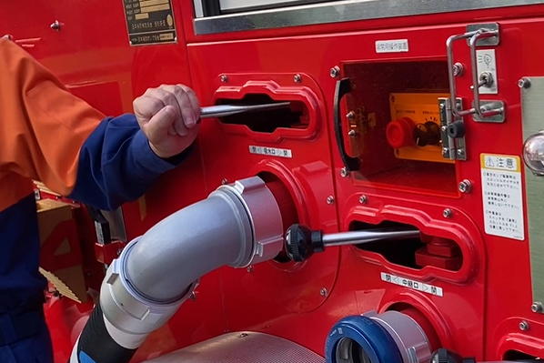 ポンプ車の放水